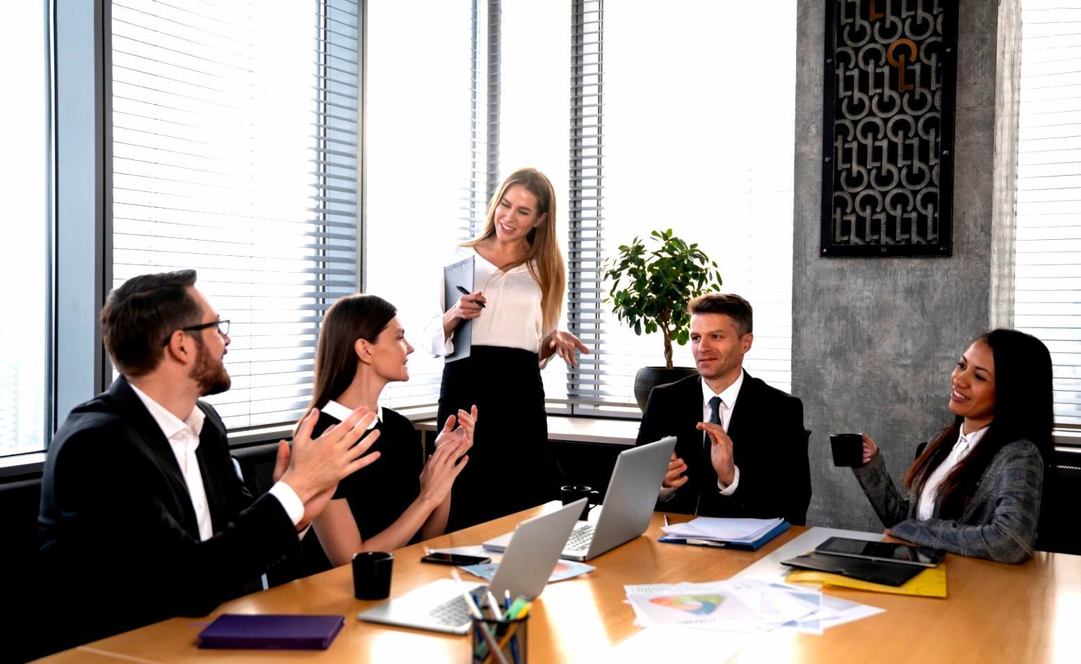 Entrepreneur analysant ses finances